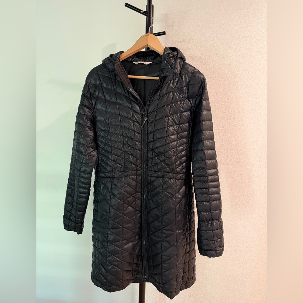 The North Face Women's Thermoball Hooded Lightweight Parka Black Puffer Coat